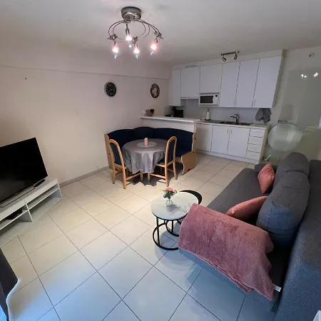 Residentie Cappuccino -- In Stad Vlakbij Strand شقة